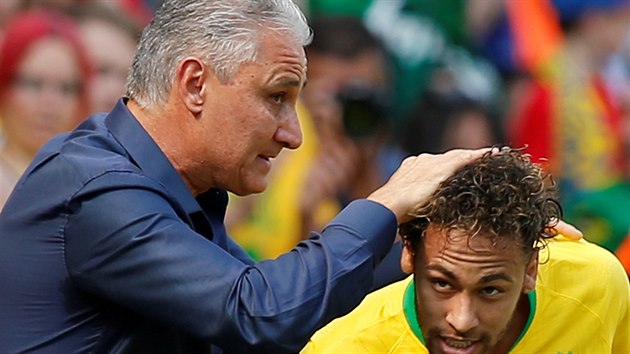 Brazilsk kou Tite a jeho nejvt hvzda Neymar. Momentka z ppravnho utkn mezi Brazli a Chorvatskem.