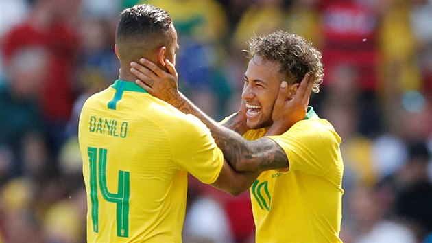BRAZILT PARCI. Neymar (vpravo) a Danilo (vlevo) bhem ppravnho duelu s Chorvatskem.