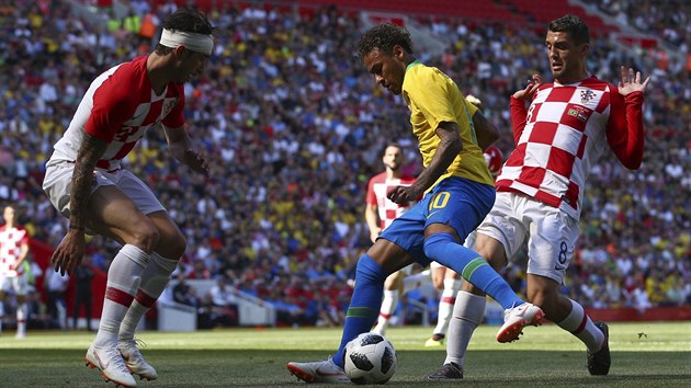 Brazilec Neymar klikuje mezi imem Vrsaljkem (vlevo) a Mateem Kovaiem (vpravo) ped glem v ppravnm utkn proti Chorvatsku.