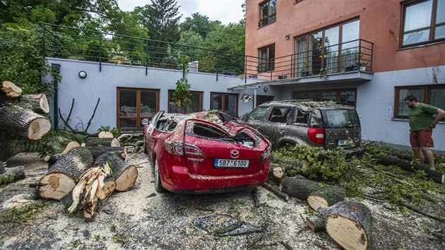 Na praskm Smchov spadl pi siln boui strom na auta (9. ervna 2018).