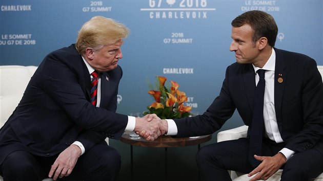 Prezident USA Donald Trump na summitu G7 bilaterálně jednal s francouzským protějškem Emanuelem Macronem (8. června 2018).
