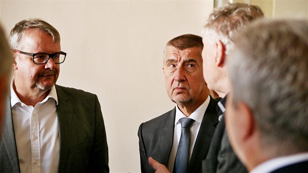 Premiér Andrej Babiš s některými ministry navštívil v úterý 5. června 2018 České Budějovice. Setkal se s místními politiky i demonstranty.