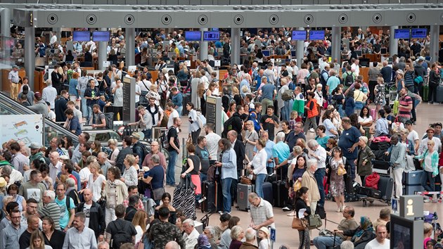 Cestujc na letiti v nmeckm Hamburku