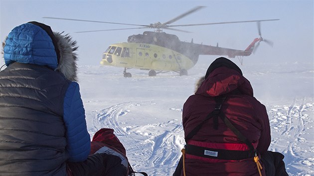 Odlet vrtulníku, který nás vysadil na začátek cesty k severnímu pólu.