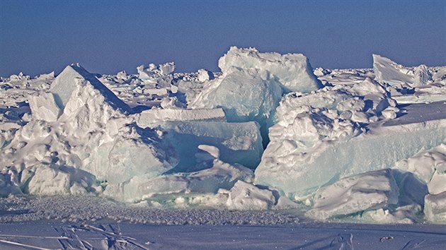 Typick povrch zamrzlho Severnho ledovho ocenu. Nahromadn kry, pes kter jsme museli tahat vce jak 30 kg tk san.