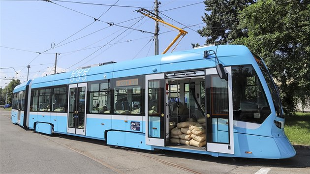 Modern tramvaj nOVA od firmy Stadler u jezd po Ostrav. Prototypy skldaly v minulch mscch zkouky, napklad ztov. 