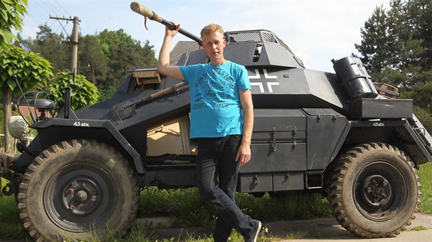 �editel Vojensk�ho muzea v Chucheln� Kamil Himler s n�meck�m kolov�m pr�zkumn�m transport�rem z roku 1942.