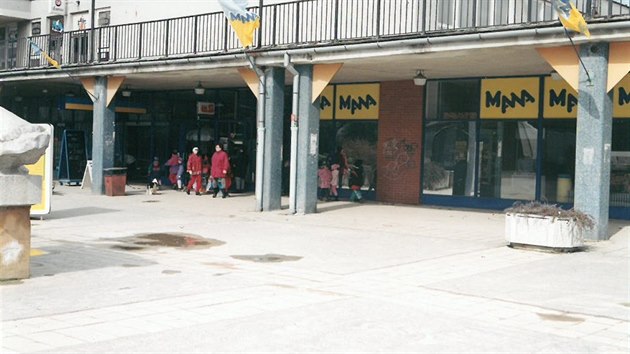 První zahraniční supermarket u nás - Mana - byl otevřen v červnu 1991 v Jihlavě.