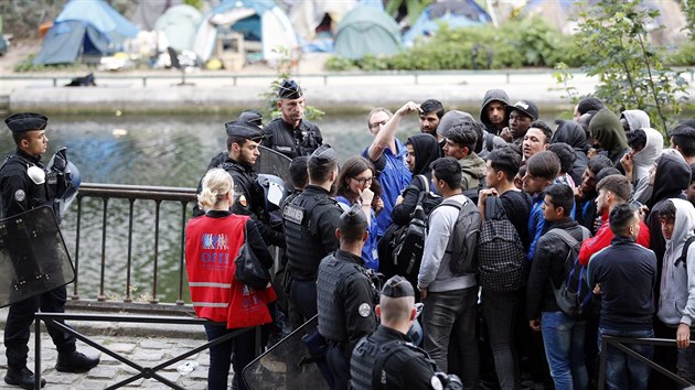 Policie evakuuje tbor migrant.