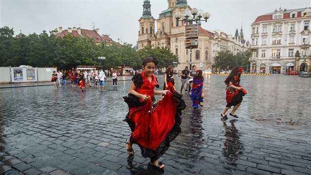 Silný déšť v Praze na Staroměstském náměstí narušil i průvod romských hudebníků a tanečních souborů z festivalu Khamoro. (1. června 2018)