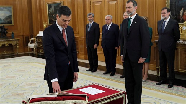 Ldr panlskch socialist Pedro Snchez  sloil psahu jako nov premir panlska. Slavnostnho ceremonilu u krle Felipeho VI. se astnil i expremir Mariano Rajoy. (2. erven 2018)