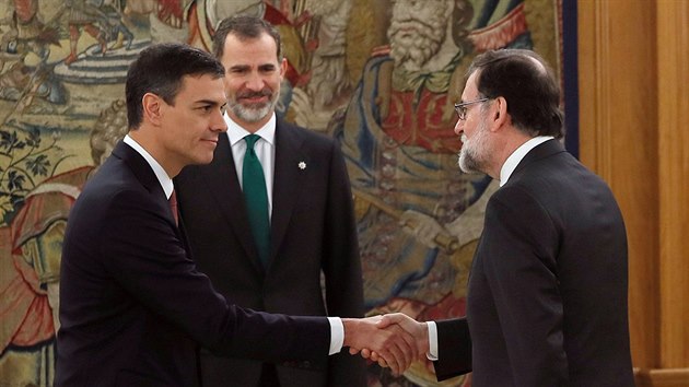 Ldr panlskch socialist a nov panlsk premir Pedro Snchez si tese rukou s expremirem Marianem Rajoyem na slavnostnho ceremonilu u krle Felipeho VI. (2. erven 2018)