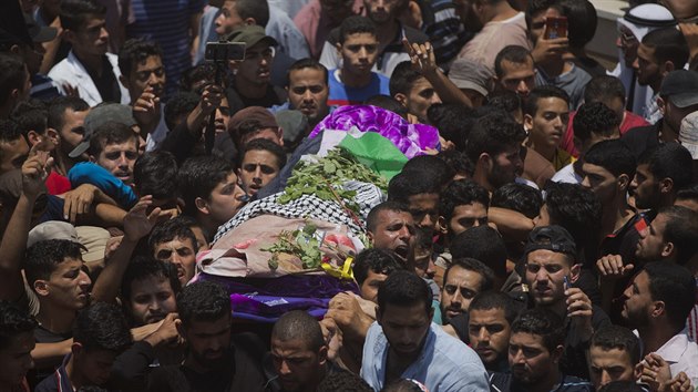 Pohřeb palestinské dobrovolnice Razan Nadžárové. (2. červen 2018)