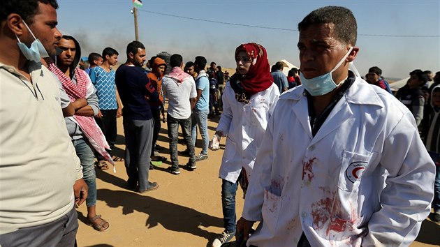 Razan Nadrov (v pozad) na mst stet Palestiny a Izraele. (1. duben 2018)