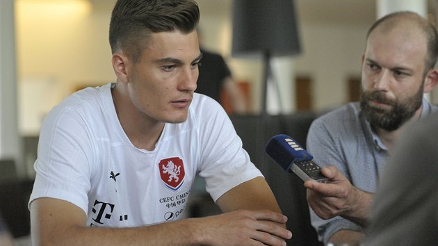 Patrik Schick v rozhovoru s novini pi soustedn esk fotbalov reprezentace v rakouskch lznch Laa an der Thaya.