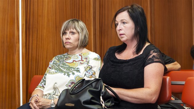 Ženy souzené ze tragický pád dítěte z vlaku v den verdiktu. Vlakvedoucí Jarmila Soukupová (vpravo) a průvodčí Jana Stejskalová (vlevo). Samotného vynesení rozsudku se ale nezúčastnily. (6. červen 2018)