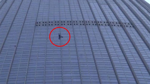 Francouzský lezec Alain Robert, známý také jako pavoučí muž, se snažil vyšplhat na Lotte World Tower v Seoulu.