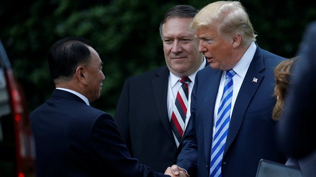 Americk prezident Donald Trump se v Blm dom seel se severokorejskm vyslancem Kim Jong-cholem. Jednn se zastnil i ministr zahrani Mike Pompeo. (1. ervna 2018)