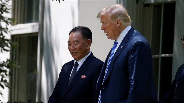 Americký prezident Donald Trump se v Bílém domě sešel se severokorejským vyslancem Kim Jong-čcholem. (1. června 2018)