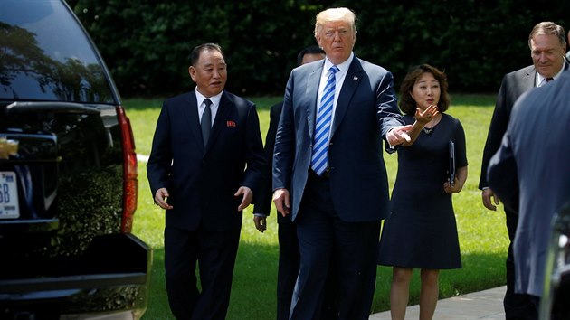 Americk prezident Donald Trump se v Blm dom seel se severokorejskm vyslancem Kim Jong-cholem. (1. ervna 2018)