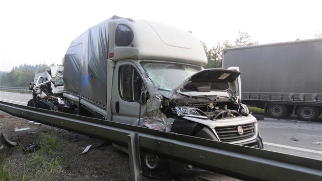 Provoz na D1 u Jihlavy v noci ze čtvrtka na pátek zastavila nehoda čtyř vozidel, jeden člověk při ní zemřel a další se těžce zranil.
