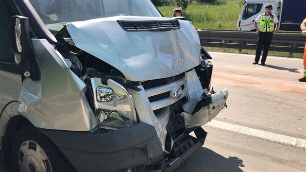 Pi nehod na 19. kilometru Praskho okruhu se srazily ti auta a jeden lovk se zranil. V mst se tvo kolony (7.6.2018)