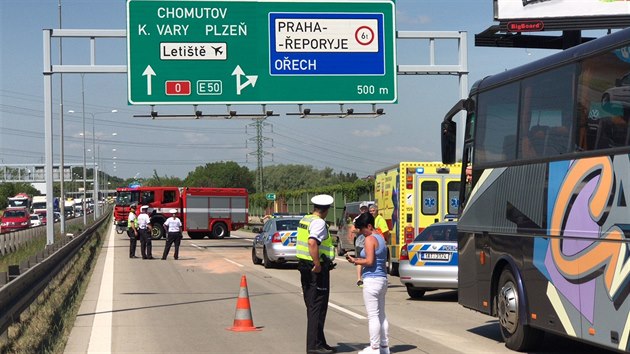 Pi nehod na 19. kilometru Praskho okruhu se srazily ti auta a jeden lovk se zranil. V mst se tvo kolony (7.6.2018)