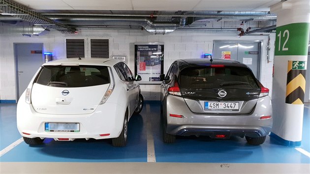 Setkn u nabjec stanice - star a nov Nissan Leaf