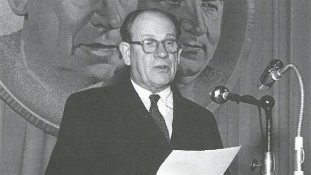 Antonín Zápotocký při projevu na konferenci v pražské Lucerně, duben 1954 (z knihy Českoslovenští prezidenti, Paseka 2016)