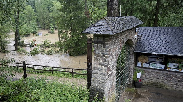 Zoo Eifel v německém Lünebachu zasáhly záplavy, voda poničila ploty a ze zoo uprchlo několik šelem. (31. 5. 2018)