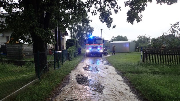 Ve Větřkovicích na Opavsku zasahovali hasiči po přívalech deště. (3. června 2018)