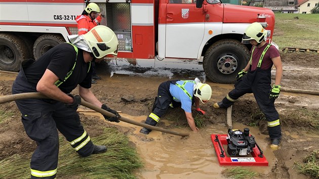 Ve Větřkovicích na Opavsku zasahovali hasiči po přívalech deště. (3. června 2018)