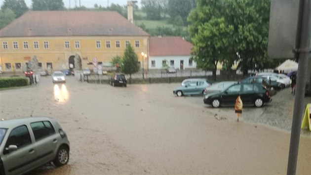 Bleskov povode v Jesteb u Brtnice na Jihlavsku s sebou brala devo, vyvrtila znaky, bortila zdky a odnesla i auto. (1. 6. 2018)