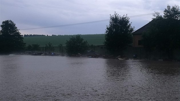 Blesková povodeň v Jestřebí u Brtnice na Jihlavsku s sebou brala dřevo, vyvrátila značky, bortila zídky a odnesla i auto. (1. 6. 2018)