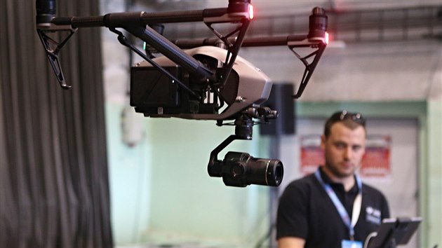 Na festivalu v plzeňském Depu 2015 návštěvníci viděli v akci drony nejrůznějších velikostí a určení. (2. 6. 2018)