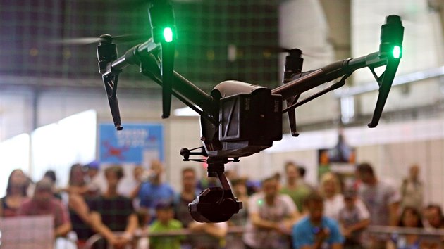 Na festivalu v plzeňském Depu 2015 návštěvníci viděli v akci drony nejrůznějších velikostí a určení. (2. 6. 2018)
