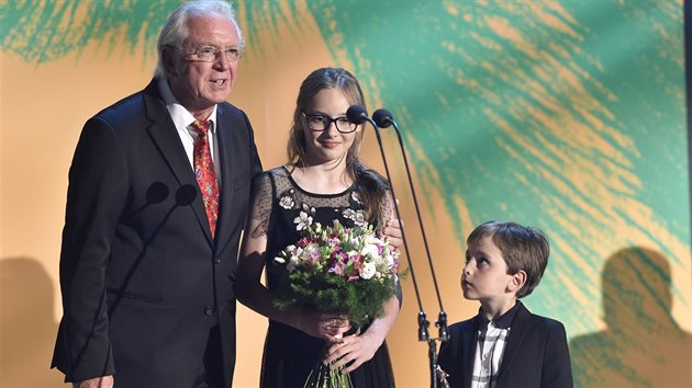 Herec Jaromr Hanzlk pevzal v roce 2018 cenu Zlat stevek za mimodn pnos kinematografii pro dti a mlde na zlnskm festivalu. Doprovodila jej vnouata Veronika a Marek.