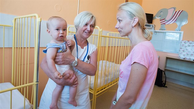 Na kojeneckm oddlen je jedno sociln zazen pro vechny hospitalizovan dti a jedno pro maminky, kter jsou tu jako doprovod. Na snmku je vlevo vrchn sestra Alena Piluov.