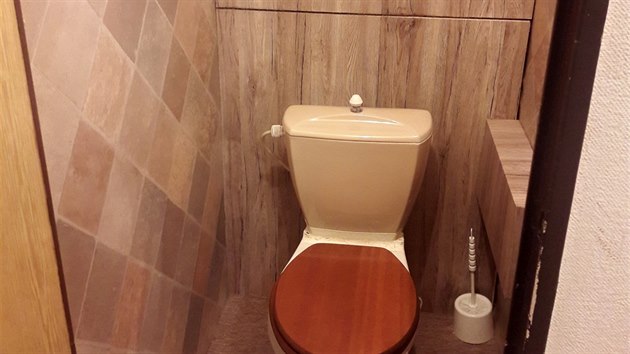 Koupelnu i WC tvoří stále umakartové jádro, pouze polepené omyvatelnými tapetami.