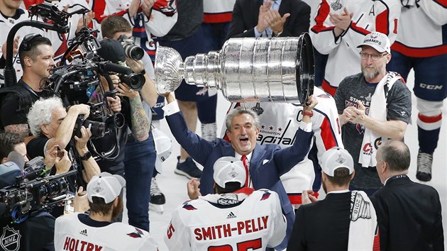 Se Stanley Cupem si zakepil i majitel washingtonskho klubu Ted Leonsis .