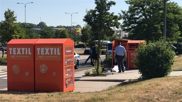 V kontejneru na textil na ernm Most zemel mu. (7.6.2018)