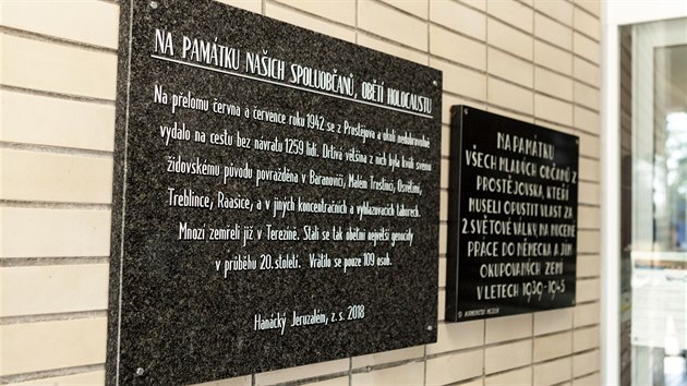 Pamtn deska nov na prostjovskm vlakovm hlavnm ndra pipomn obti idovskch transport. Zpt do msta se v roce 1945 vrtil jen mal zlomek lid.