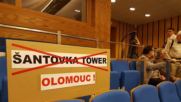 Hlasování o tom, zda územní plán Olomouce definitivně znemožní postavení věžáku Šantovka Tower, provázela napjatá atmosféra. V sále se objevily i protestní transparenty.