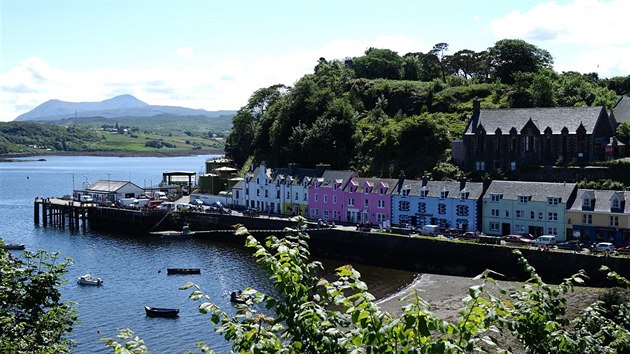 Isle of Skye, Skotsko. Hlavn msto Portree je se svmi 2 500 obyvateli jakmsi ostrovem civilizace uprosted divoiny.