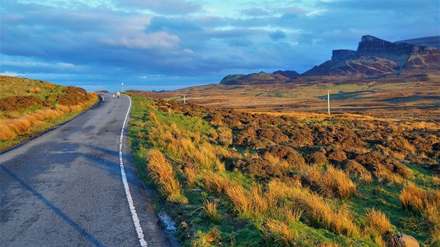 Isle of Skye, oblast Stuffin: naveer se ostrov oblkne do ndhern modi, kterou slunce doke vykouzlit jen na severu.