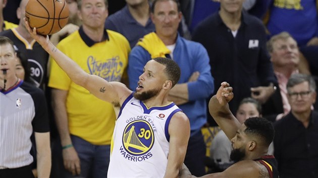 Stephen Curry (vlevo) z Golden State don m do clevelandskho koe kolem Tristana Thompsona.