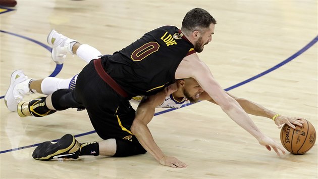 Kevin Love (nahoe) z Clevelandu a Stephen Curry z Golden State skoili po mi.