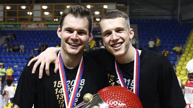 Jaromr Bohak (vlevo) a Martin Kol oslavili s Nymburkem esk titul.