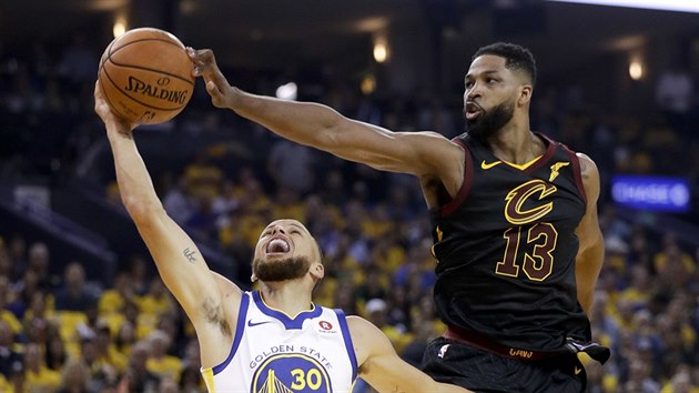 Tristan Thompson (vpravo) z Clevelandu blokuje Stepha Curryho z Golden State.