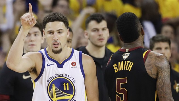 Klay Thompson (vlevo) z Golden State slav, J. R. Smith z Clevelandu smutn.